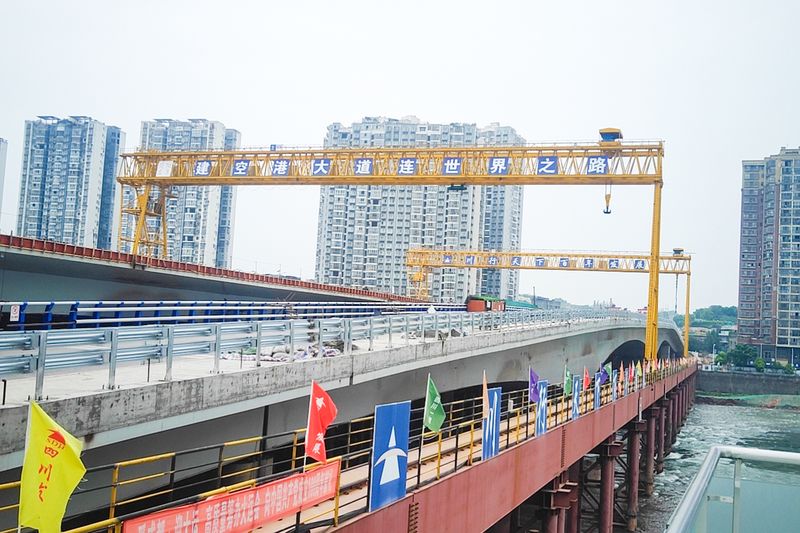 沉磅！河南尊龙抖圈官网72米大跨度起沉机助力简州大桥建设