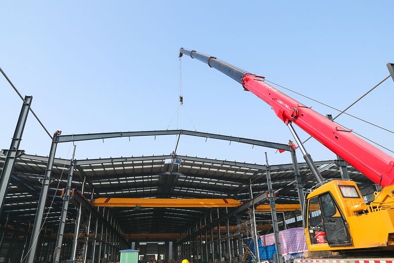 上梁大吉！河南尊龙抖圈官网智能产业园7号车间建设中