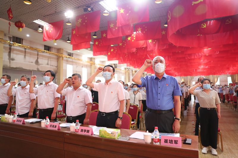 喜迎二十大，，，，，始终跟党走｜魏庄街路党工委和河南尊龙抖圈官网党委隆沉庆祝中国**党建党101周年